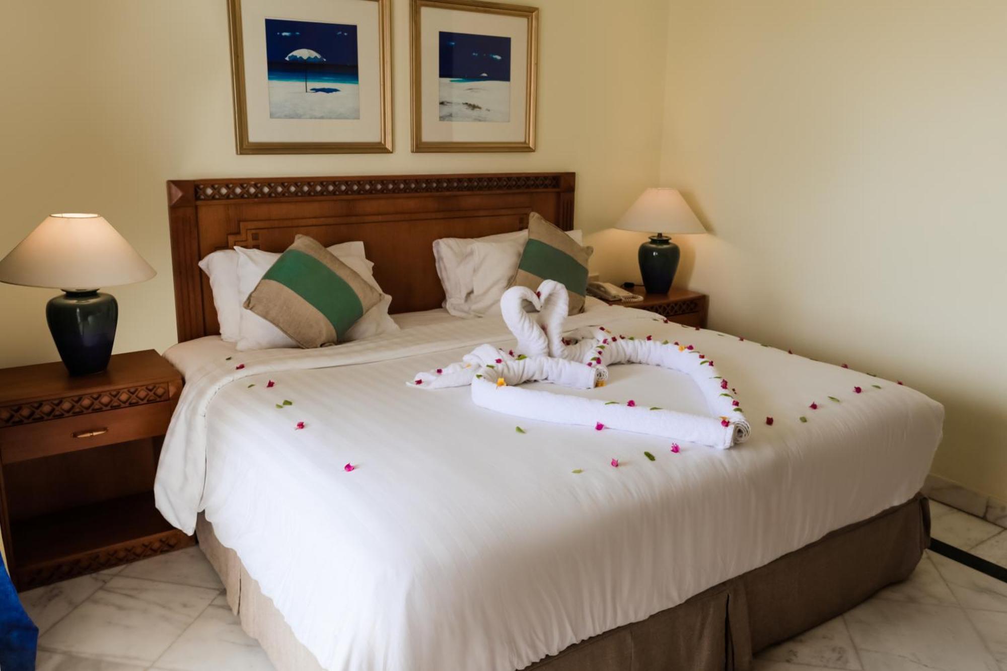 Old Palace Resort Sahl Hasheesh Hurghada Exterior photo A bed with a bedsheet